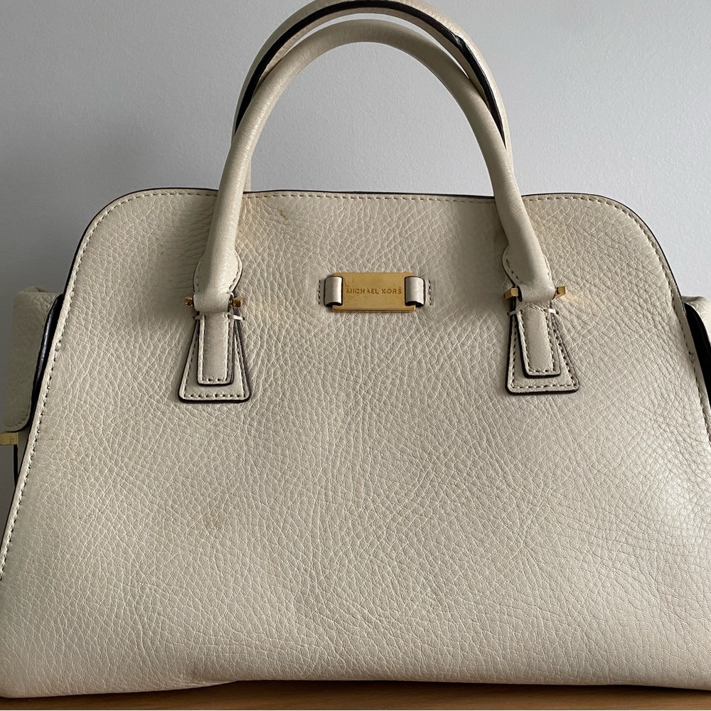 Winter white leather Michael Kors handbag. Gold details. Good condition.